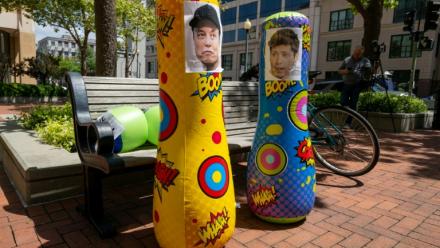 Des sacs de frappes à l'effigie d'Elon Musk et de Sam Altman devant le tribunal fédéral d'Oakland en Californie le 27 avril 2026