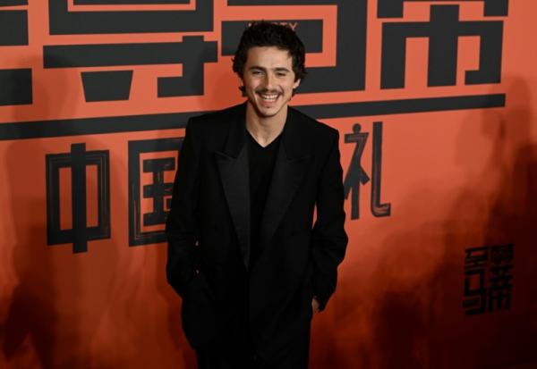 'acteur franco-américain Timothée Chalamet pose à son arrivée sur le tapis rouge pour la projection de son film Marty Supreme à Pékin le 10 mars 2026