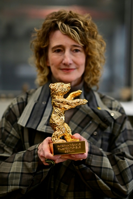 La directrice de la Berlinale, Tricia Tuttle, pose avec un Ours d'or à Berlin, le 15 janvier 2026