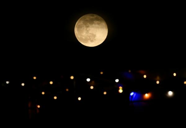 La lune au-dessus de Fort-de-France, en Martinique, le 5 novembre 2025