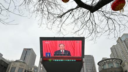 Un écran montre le Premier ministre chinois Li Qiang lors de l'ouverture du grand événement annuel des Deux sessions à Pékin, en Chine, le 5 mars 2026
