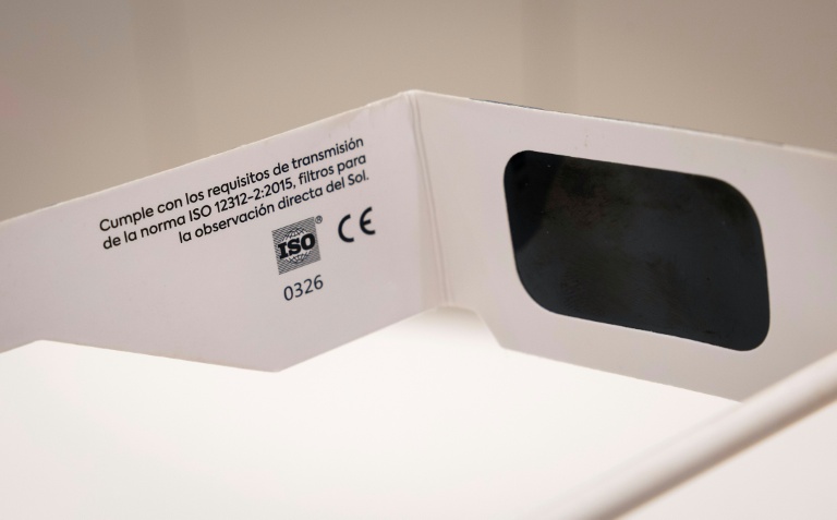 Des lunettes d'observation d'éclipse, certifiées conformes à la norme de sécurité internationale ISO 12312-2:2015 en vente chez un opticien à Palma de Majorque, le 25 juin 2026 en Espagne