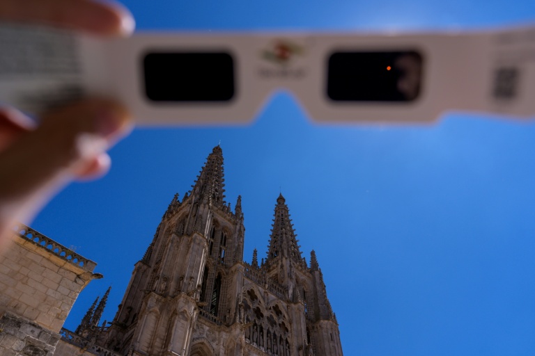 Des lunettes d'observation d'éclipse certifiées conformes à la norme de sécurité internationale ISO 12312-2 à Burgos, le 2 juillet 2026 en Espagne