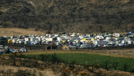 Le site d'une rave party dans un champ à Fontjoncouse, dans le département de l'Aude, le 30 août 2025