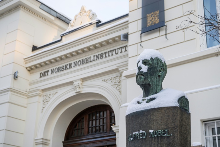 Un buste du Suédois Alfred Nobel devant l'Institut Nobel norvégien à Oslo, en Norvège, le 8 janvier 2026