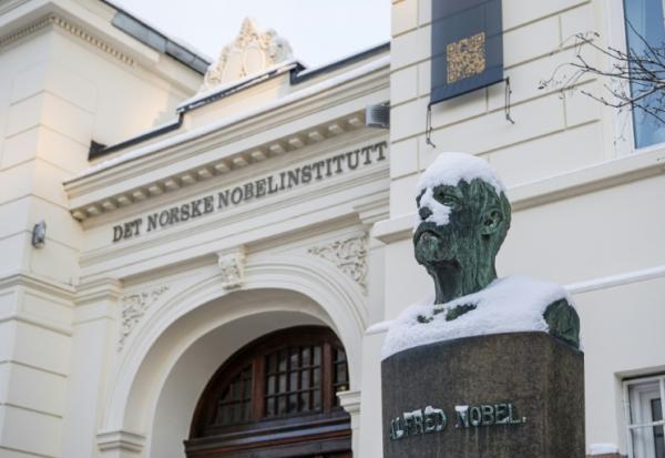 Un buste du Suédois Alfred Nobel devant l'Institut Nobel norvégien à Oslo, en Norvège, le 8 janvier 2026