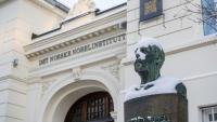 Un buste du Suédois Alfred Nobel devant l'Institut Nobel norvégien à Oslo, en Norvège, le 8 janvier 2026