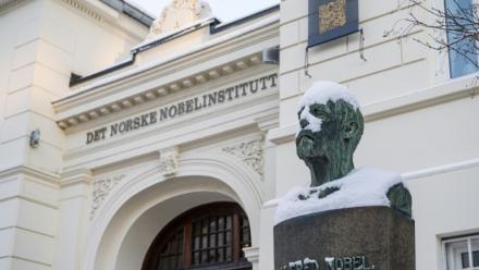 Un buste du Suédois Alfred Nobel devant l'Institut Nobel norvégien à Oslo, en Norvège, le 8 janvier 2026