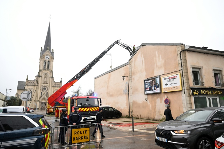 Le bâtiment où s'est déclaré dans la nuit un incendie mortel à Neuves-Maisons, en Meurthe-et-Moselle, le 30 novembre 2025 