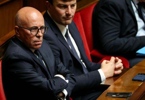 Le président du groupe parlementaire UDR, Éric Ciotti (g) lors des questions au gouvernement à l'Assemblée nationale, le 16 juin 2026 à Paris