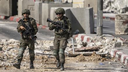 Des soldats israéliens en patrouille, le 24 octobre 2026 à Hébron, en Cisjordanie occupée  