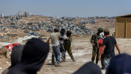 Des membres des forces israéliennes interviennent au milieu d'une dispute entre des colons et des militants israéliens dans un avant-poste, dans le village palestinien de Jannatah, en Cisjordanie occupée, le 25 août 2026