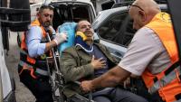 Le photographe palestinien de l'AFP Jaafar Ashtiyeh est évacué par les secours palestiniens après avoir été roué de coups par des colons israéliens à Aqraba, en Cisjordanie occupée, alors qu'il était en reportage, le 6 octobre 2026
