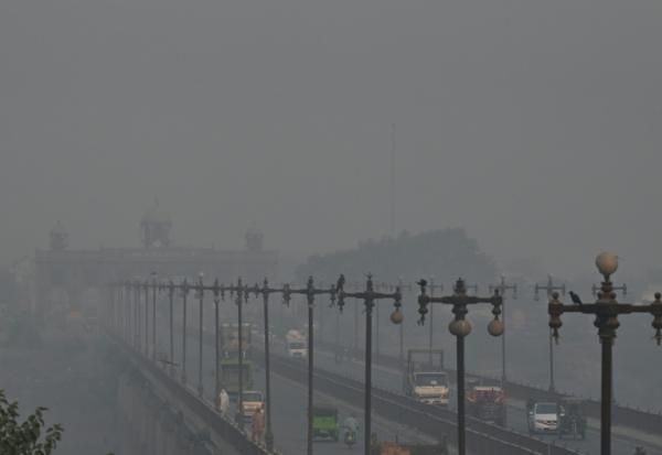 La ville de Lahore, au Pakistan, plongée dans un épais brouillard de pollution, le 24 octobre 2025