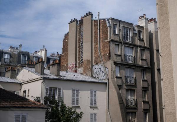 Des immeubles avec des volets fermés en pleine canicule à Paris le 15 juillet 2026 