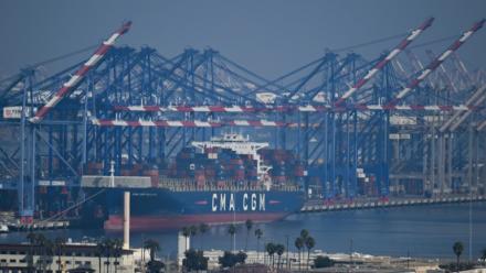 Le porte-conteneurs Rigoletto exploité par l'armateur CMA CGM sur un terminal du port de Los Angeles en Californien le 3 février 2025
