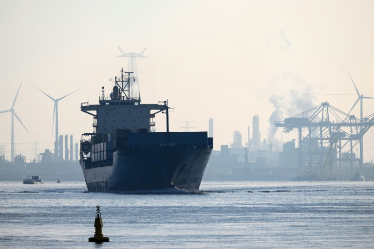 Un cargo dans le port d'Anvers le 21 novembre 2025, en Belgique