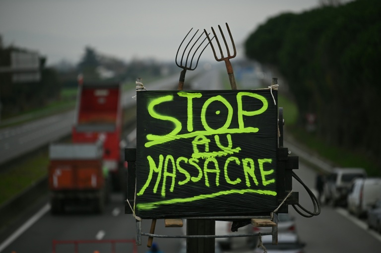 Barrage des agriculteurs sur l'autoroute A64 à Carbonne, en Haute-Garonne, le 19 décembre 2025 