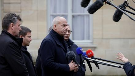 Le président de la FNSEA Arnaud Rousseau (C) s'adresse à la presse après une réunion avec le Premier ministre Sébastien Lecornu à l'Hôtel Matignon, à Paris, le 19 décembre 2025