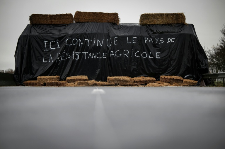Des bottes de paille installées sur le barrage des agriculteurs en colère à Carbonne, le 22 décembre 2025 en Haute-Garonne