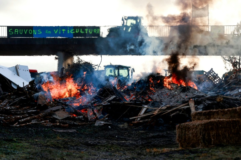 Des palettes brûlent sur le barrage d'agriculteurs installés sur l'A63 à Cestas (Gironde) le 22 décembre 2025