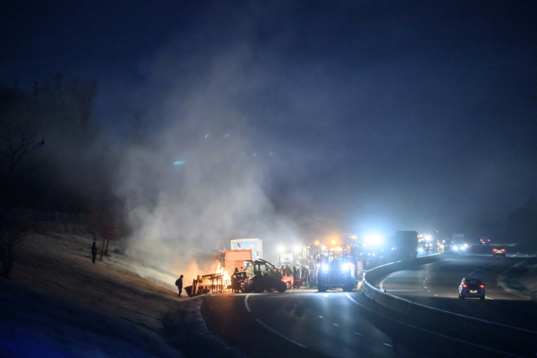 Des gendarmes bloquent un convoi d'agriculteurs près de Toulouse, le 7 janvier 2026