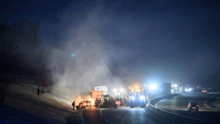 Des gendarmes bloquent un convoi d'agriculteurs près de Toulouse, le 7 janvier 2026