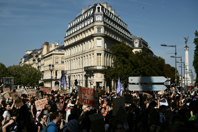 Des manifestants sont rassemblés dans le cadre du mouvement des lycéens, le 6 octobre 2026 à Bordeaux (Gironde)