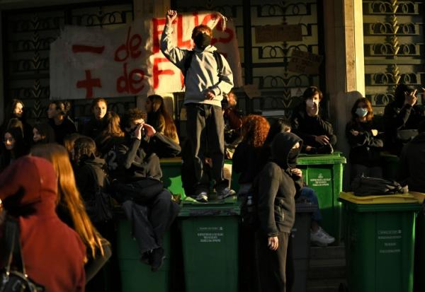 Des manifestants bloquent l'accès au lycée Hélène Boucher à Paris le 7 octobre 2026