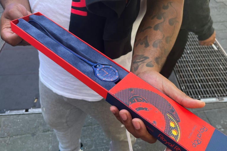 Un client vient d'acheter une montre de la collection Royal Pop née de la collaboration de Swatch avec Audemars Piguet, à Times Square à New York, le 16 mai 2026 