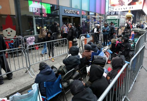 Une file d'attente devant le magasin Swatch à Times Square à New York, le 15 mai 2026
