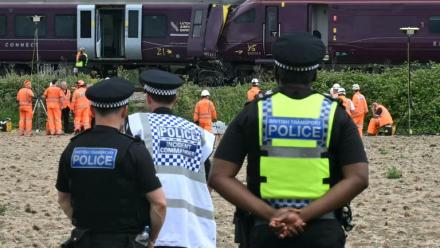 Des agents de la police des transports britannique et des enquêteurs sur le site d'une collision entre deux trains de la compagnie East Midlands Railway (EMR) survenue la veille, le 20 juin 2026 au sud de Bedford, dans le centre de l'Angleterre 
