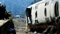 Un train à grande vitesse Iryo qui a déraillé et percuté un autre train (en arrière-plan) à Adamuz, dans le sud de l'Espagne, le 20 janvier 2026