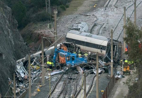 Des enquêteurs et services d'urgence sur le site d'une collision entre deux trains à grande vitesse qui a fait au moins 42 morts à Adamuz, dans le sud de l'Espagne, le 20 janvier 2026