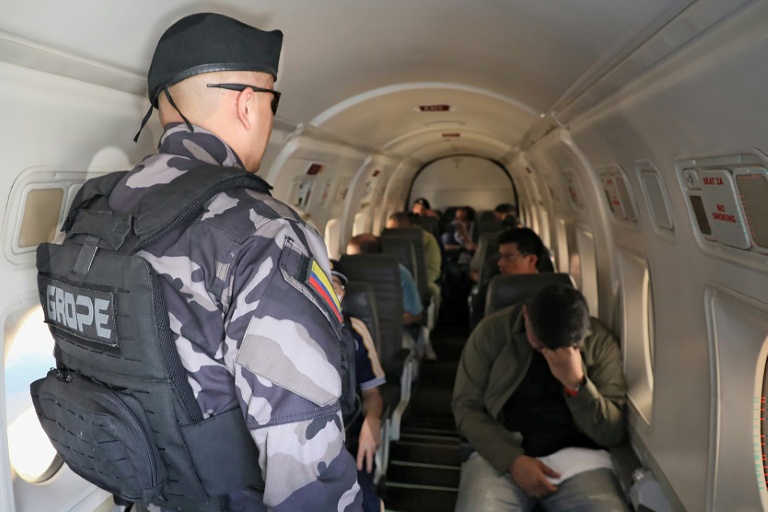 Photo communiquée par la présidence colombienne montrant des prisonniers en cours de transfert à bord d'un avion à Medellin, le 8 août 2026