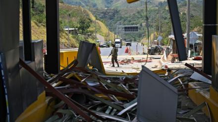 Un soldat monte la garde après l'attaque d'un péage à Santander de Quilichao, dans le département du Cauca, en Colombie, le 8 août 2026