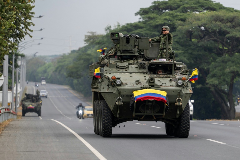 Un véhicule blindé patrouille à Cali, Colombie, le 6 août 2026 à la veille de l'investiture du président Abelardo de la Espriella