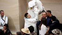 Le nouveau sénateur colombien et militant anticorruption, Luis Carlos Rúa, vêtu de son costume d'éléphant blanc, lors de la séance de prestation de serment au Congrès, le 20 juillet 2026 à Bogota