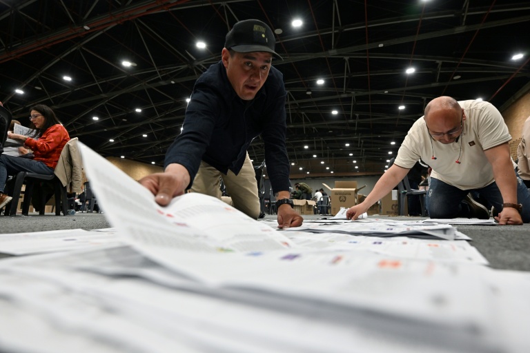 Dépouillement dans un bureau de vote de Bogota, le 8 mars 2026