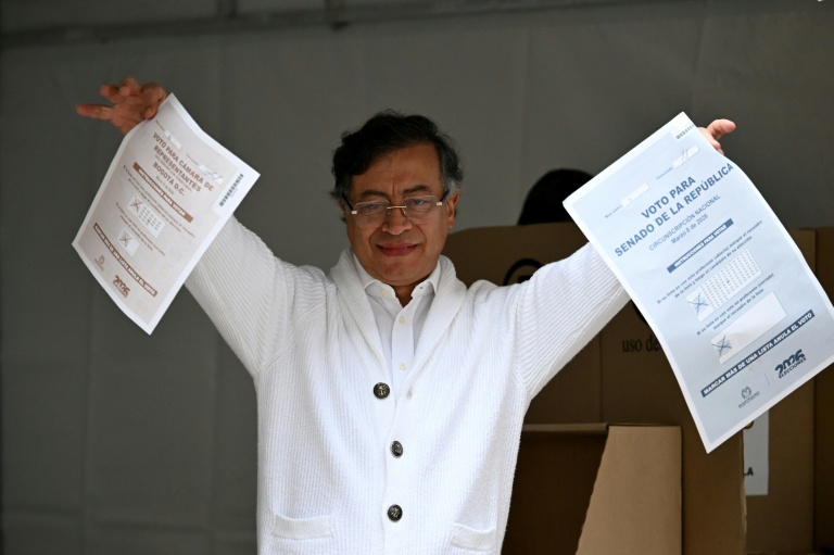 Le président colombien Gustavo Petro montre ses bulletins de vote dans un bureau de vote lors des élections législatives à Bogota, le 8 mars 2026