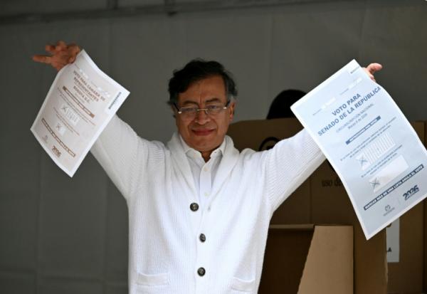 Le président colombien Gustavo Petro montre ses bulletins de vote dans un bureau de vote lors des élections législatives à Bogota, le 8 mars 2026