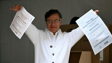 Le président colombien Gustavo Petro montre ses bulletins de vote dans un bureau de vote lors des élections législatives à Bogota, le 8 mars 2026