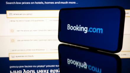 Une plainte pour complicité et recel aggravé de crimes de guerre vise les plateformes Airbnb et Booking.com, accusées par La Ligue des droits de l'Homme (LDH) de favoriser le "tourisme d'occupation"