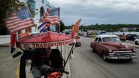 Un tricyle-taxi orné de drapeaux américains, dans une rue de La Havane, le 19 juin 2026 à Cuba