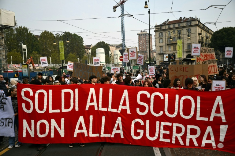 Des étudiants défilent lors du « No Meloni Day », une journée nationale de manifestations, à Turin, le 16 octobre 2026