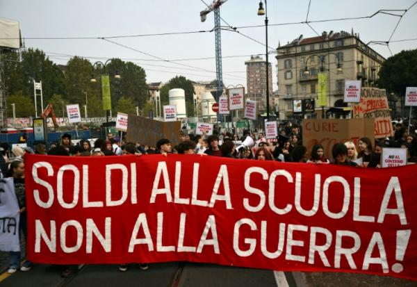Des étudiants défilent lors du « No Meloni Day », une journée nationale de manifestations, à Turin, le 16 octobre 2026