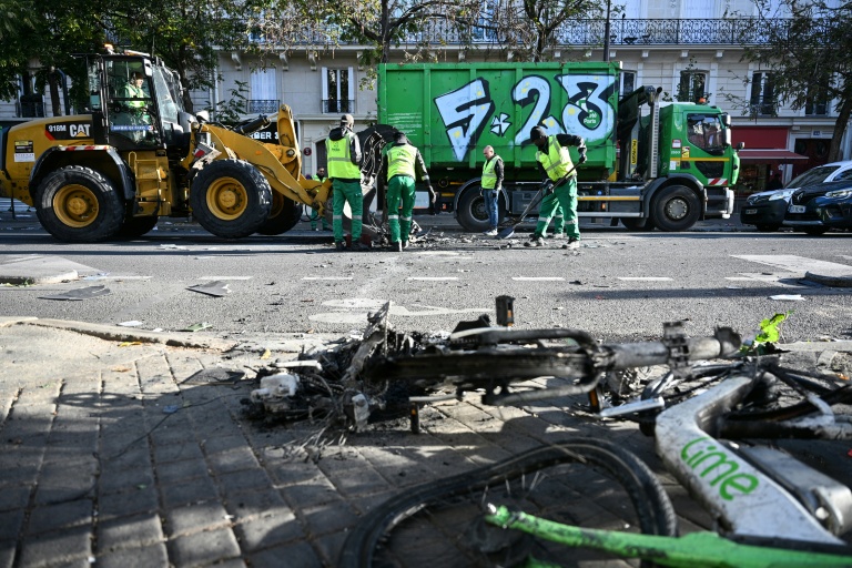 Des employés municipaux nettoient les rues de Paris, au lendemain d'une manifestation contre la vie chère, le 18 octobre 2026