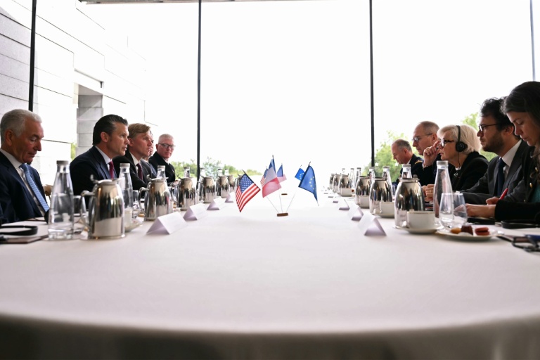 La ministre française des Armées Catherine Vautrin (D) et le secrétaire américain à la Défense Pete Hegseth, le 6 juin 2026 à à Colleville-sur-mer, dans le Calvados  