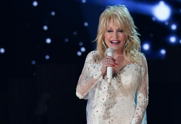 La chanteuse américaine Dolly Parton se produit sur scène lors de la 61e cérémonie annuelle des Grammy Awards, le 10 février 2019 à Los Angeles