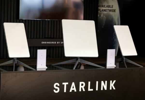 Des antennes satellites Starlink exposées au salon international de l'électronique grand public, le 31 août 2023 à Berlin